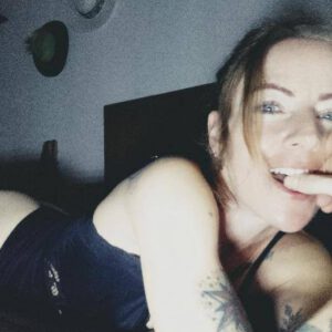 Dama, tipo petite; multiorgasmica de garganta profunda experta en oral y anal