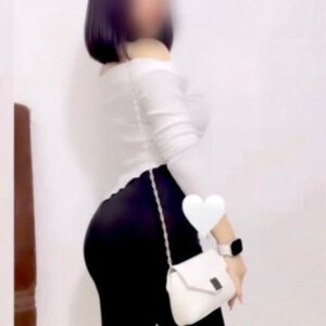 Una mujer delgadita muy hermosa con un porte elegante